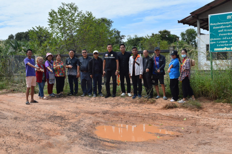 ออกตรวจตามคำร้องเรียนของประชาชนที่เดือดร้อน ที่ใช้เส้นทางสัญจรไปมาระหว่างเขตตำบลธาตุ และเขตตำบลคำขวาง ถนนระหว่างบ้านโนนสมบูรณ์ ม.10 ต.ธาตุ เชื่อมไปบ้านรวมพลัง ของตำบลคำขวาง