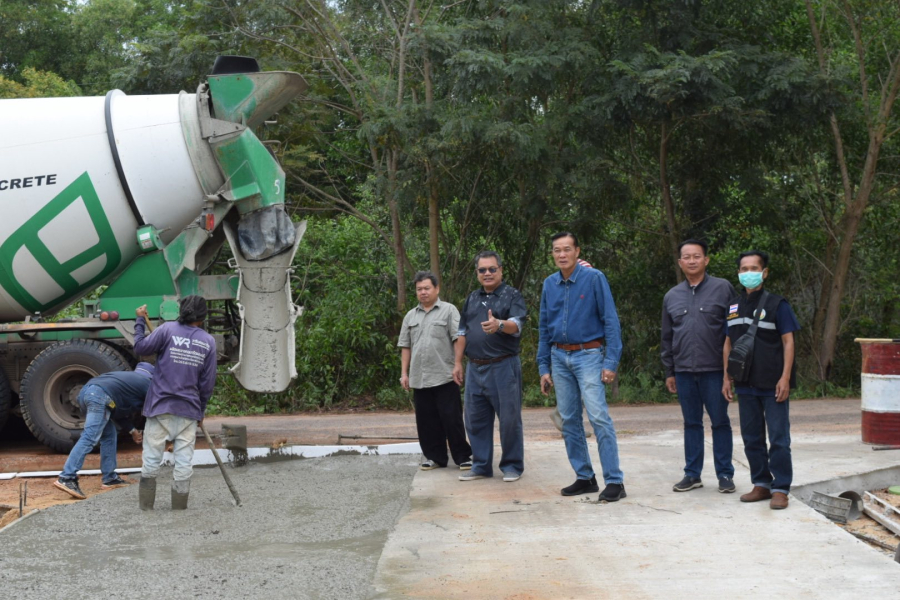 ตรวจงานโครงการก่อสร้างถนนคอนกรีตเสริมเหล็ก สายทางบ้านน้อยเจริญ - ประตู 4 มหาลัยอุบลราชธานี  หมู่ที่  9  บ้านน้อยเจริญ  ตำบลธาตุ  อำเภอวารินชำราบ จังหวัดอุบลราชธานี
