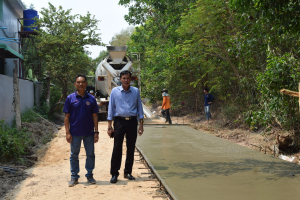 เข้าตรวจงานโครงการก่อสร้างถนนคอนกรีตเสริมเหล็ก (คสล.) ซอยหนองเค็ง 3 หมู่ที่ 4 บ้านบัว ตำบลธาตุ อำเภอวารินชำราบ จังหวัดอุบลราชธานี