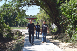 ตรวจงานโครงการก่อสร้างถนนคอนกรีตเสริมเหล็ก ซอยข้างสนามกีฬาฝั่งทิศเหนือ ช่วงที่ 2 หมู่ที่ 3 บ้านเก่าน้อย ตำบลธาตุ อำเภอวารินชำราบ จังหวัดอุบลราชธานี