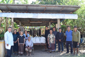 มอบสิ่งของให้แก่ผู้ยากไร้  หมู่ที่  1  บ้านหนองโก  ตำบลธาตุ  อำเภอวารินชำราบ  จังหวัดอุบลราชธานี