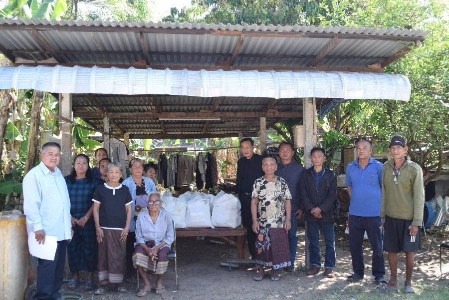 มอบสิ่งของให้แก่ผู้ยากไร้  หมู่ที่  1  บ้านหนองโก  ตำบลธาตุ  อำเภอวารินชำราบ  จังหวัดอุบลราชธานี