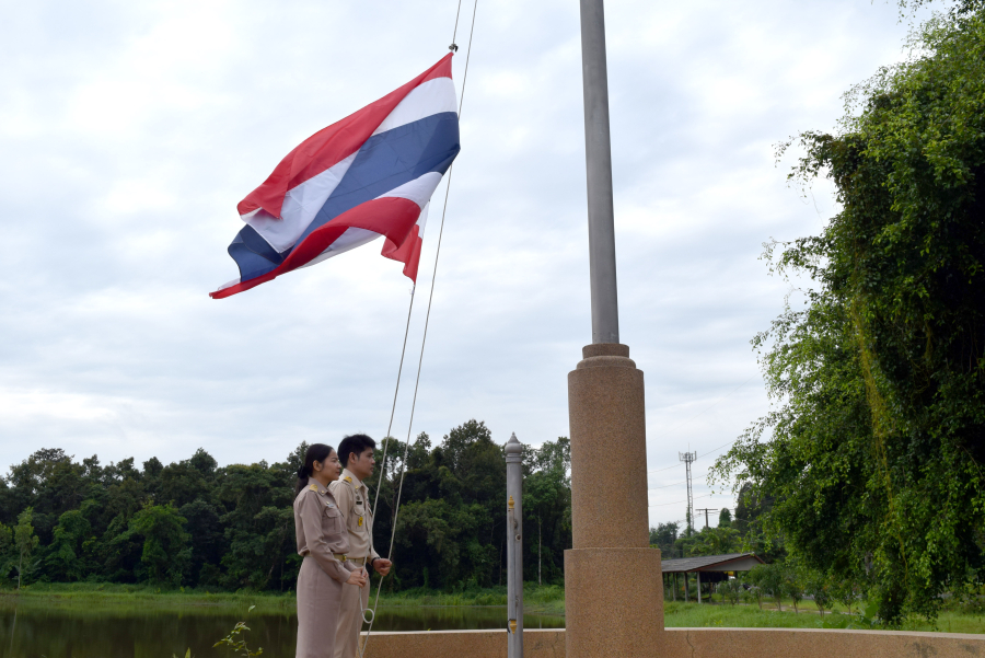 กิจกรรมเคารพธงชาติ เวลา 08.00 น. บริเวณเสาธงหน้าสำนักงานเทศบาลตำบลธาตุ