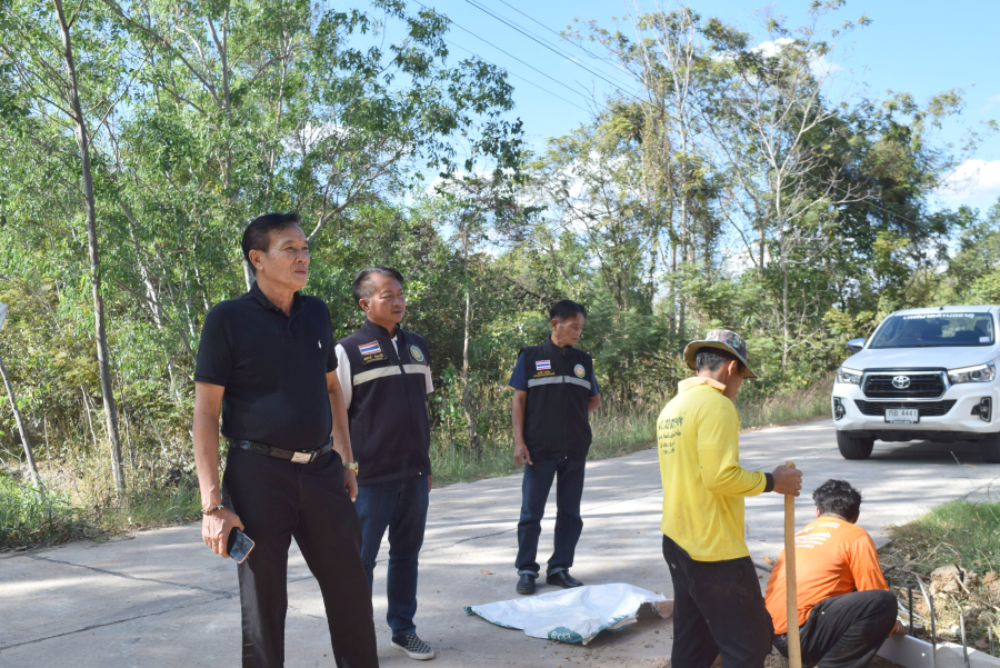 ลงพื้นที่ตรวจสอบความเรียบร้อยการดำเนินการก่อสร้างถนนคอนกรีตเสริมเหล็ก ซอยหลังวัดป่าโกศล และซอยกำจัดอุทิศ  หมู่ที่ 10  บ้านโนนสมบูรณ์  ตำบลธาตุ เชื่อม บ้านรวมพลัง หมู่ที่ 10 ตำบลคำขวาง อำเภอวารินชำราบ จังหวัดอุบลราชธานี