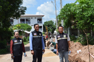 ตรวจงานโครงการวางท่อระบายน้ำคอนกรีตเสริมเหล็ก (คสล.) สายทางสามแยกหอพักพีซี - ศาลากลางบ้าน หมู่ที่ 4 บ้านบัว ตำบลธาตุ อำเภอวารินชำราบ  จังหวัดอุบลราชธานี