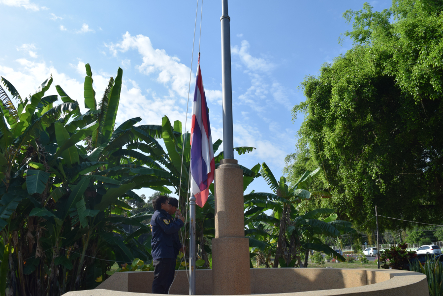กิจกรรมเคารพธงชาติ เวลา 08.00 น. บริเวณเสาธงหน้าสำนักงานเทศบาลตำบลธาตุ