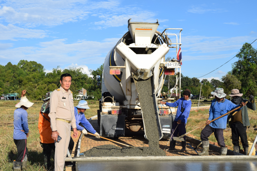 ลงพื้นที่ตรวจสอบความเรียบร้อยการดำเนินการก่อสร้างถนนคอนกรีตเสริมเหล็ก ซอยศาลากลางบ้านไปหนอง 99 ช่วงที่ 2 หมู่ที่ 6  บ้านทุ่งเดิ่น ตำบลธาตุ อำเภอวารินชำราบ จังหวัดอุบลราชธานี