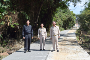 ลงพื้นที่ตรวจสอบความเรียบร้อยการดำเนินการก่อสร้างถนนคอนกรีตเสริมเหล็ก ซอยข้างสนามกีฬาฝั่งทิศเหนือ ช่วงที่ 2 หมู่ที่ 3  บ้านเก่าน้อย  ตำบลธาตุ อำเภอวารินชำราบ จังหวัดอุบลราชธานี