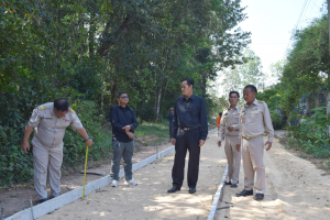 ลงพื้นที่ตรวจสอบความเรียบร้อยการดำเนินการก่อสร้างถนนคอนกรีตเสริมเหล็ก ซอยหลังวัดป่าโกศล  หมู่ที่ 10  บ้านโนนสมบูรณ์  ตำบลธาตุ  อำเภอวารินชำราบ จังหวัดอุบลราชธานี