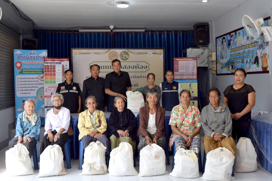 มอบสิ่งของให้แก่ผู้ยากไร้  หมู่ที่  2  บ้านหนองสองห้อง และหมู่ที่ 11  บ้านดวงเจริญ  ตำบลธาตุ  อำเภอวารินชำราบ  จังหวัดอุบลราชธานี