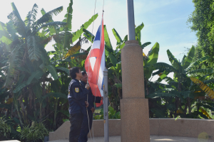 กิจกรรมเคารพธงชาติ เวลา 08.00 น. บริเวณเสาธงหน้าสำนักงานเทศบาลตำบลธาตุ